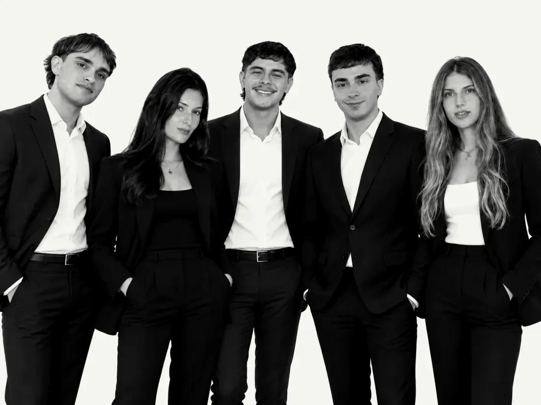 Los cinco socios de MOTIF, de traje, en blanco y negro
