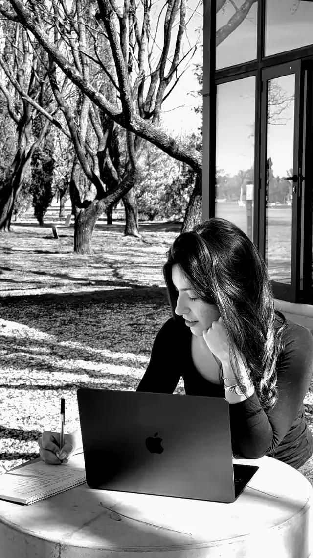 Socia de MOTIF tomando notas junto a su notebook