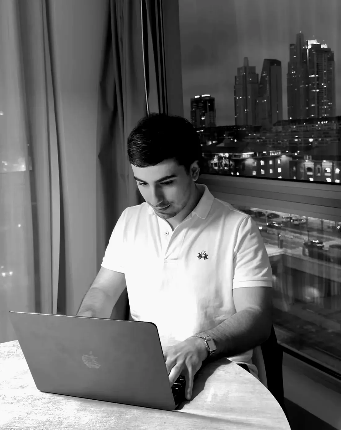 Socio de MOTIF trabajando en su notebook junto a una ventana